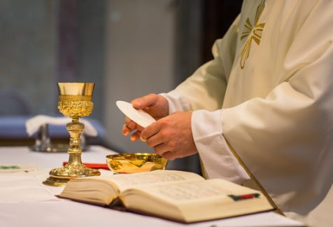 Eucharistie_libre de droits_360_F_119869986_IBxdxV59waQ8xrXHSglDeAXjr07PiI5r