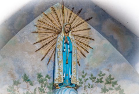 Statue de Marie, Notre-Dame-de-Lourdes, dans la grotte de Lourdes de l'église L'Assomption de Maniwaki