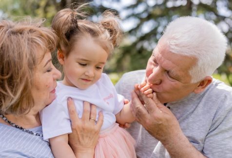 petite-fille-joue-se-promene-dans-parc-ses-grands-parents-passe-temps-familial-calins_98296-9008